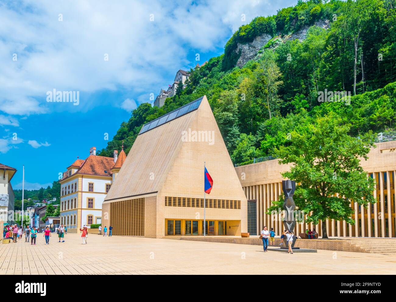 Vue sur le château de guttenberg et le nouveau Parlement de Vaduz, Liechtenstein. Banque D'Images
