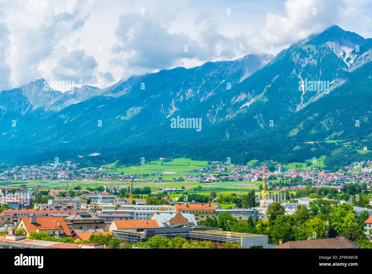 Vue aérienne de Hall dans la ville de Tirol en Autriche depuis le sommet du château de Hasegg. Banque D'Images