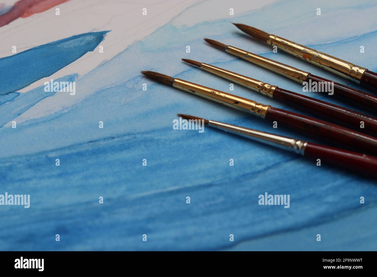 gros plan des pinceaux sur peinture bleue Banque D'Images