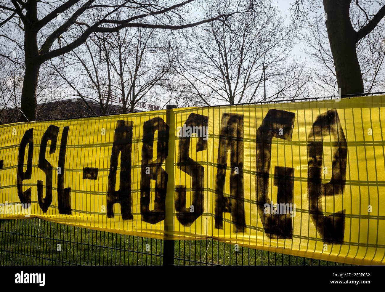 Dortmund, Allemagne. 20 avril 2021. Une bannière lisant 'ESL - Annulation' est suspendue sur une clôture en face des bureaux du club de Bundesliga Borussia Dortmund. Selon un rapport de "Segel", les douze clubs fondateurs de la nouvelle Super League européenne veulent amener à bord les champions allemands du disque FC Bayern Munich et Borussia Dortmund. Credit: Bernd Thissen/dpa/Alay Live News Banque D'Images