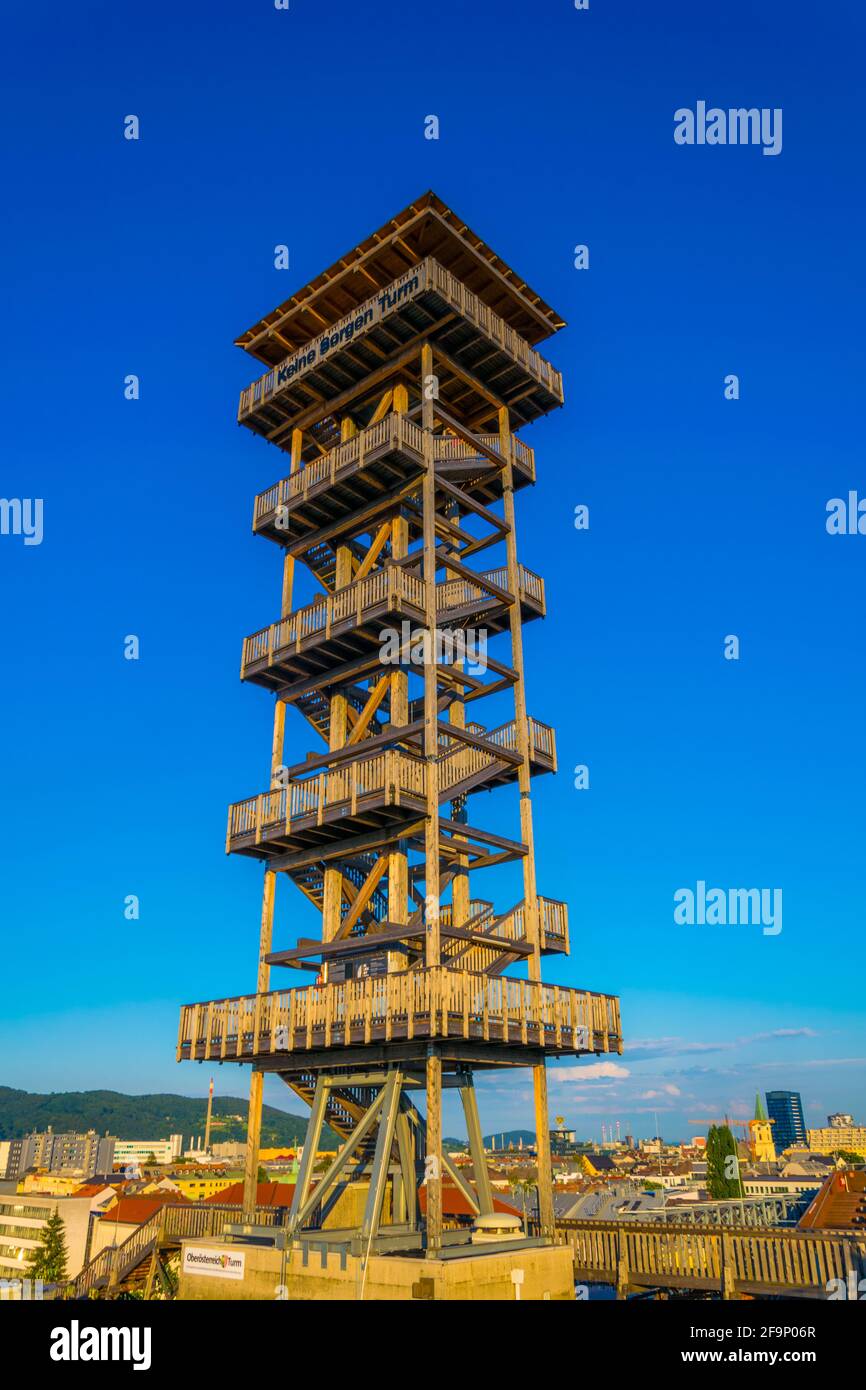 Vue sur une tour d'observation en bois située au sommet d'un bâtiment dans le centre de Linz, en Autriche. Banque D'Images