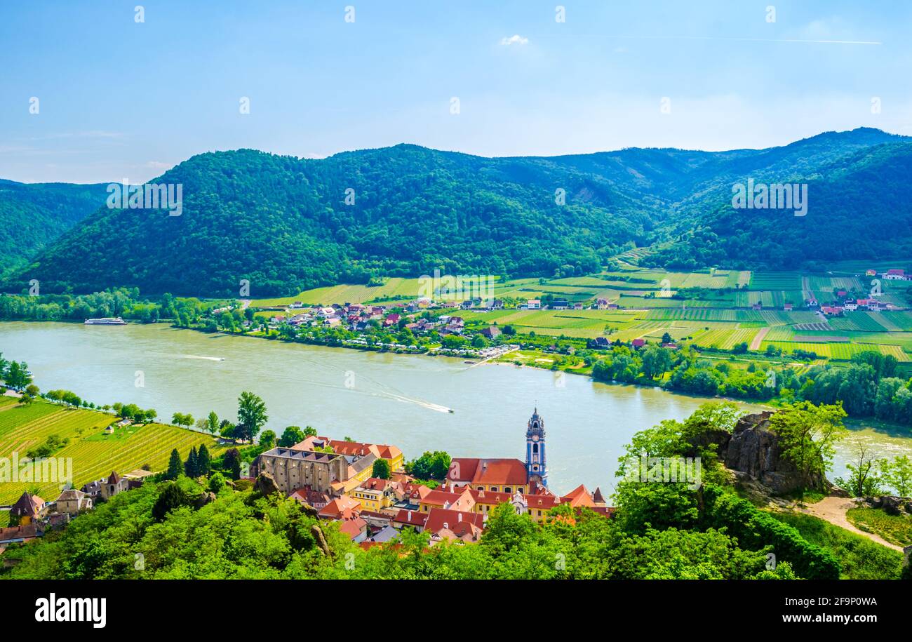 Vue aérienne du village de Durnstein situé dans la vallée de wachau Autriche Banque D'Images