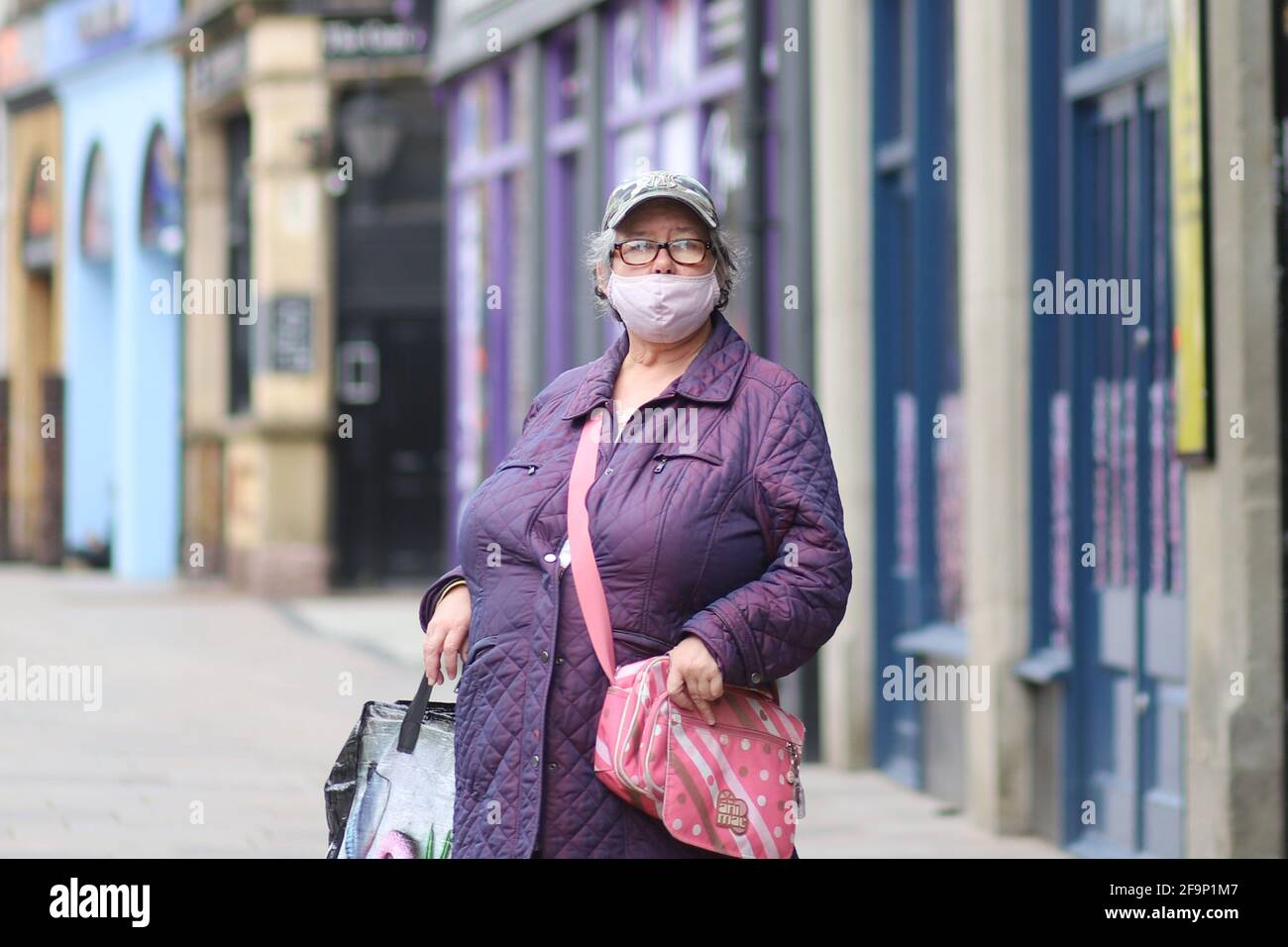 Rue Sainte-Marie, Cardiff. 15 février 2021. Une femme attendant son bus pour arriver. COPYRIGHT Photojournaliste Steffan Clifton Banque D'Images