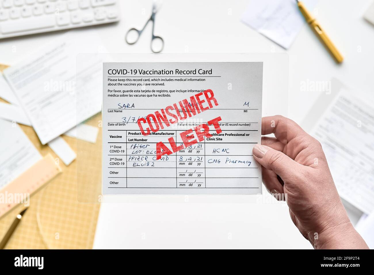Alerte client, fausse carte de vaccination contre les covidés. Escroqueries Covid. Faux certificat sanitaire avec faux dossier de vaccination contre le covid-19. Carte vierge Banque D'Images Alerte client, fausse carte de vaccination contre les covidés. Escroqueries Covid. Faux certificat sanitaire avec faux dossier de vaccination contre le covid-19. Carte vierge Banque D'Images