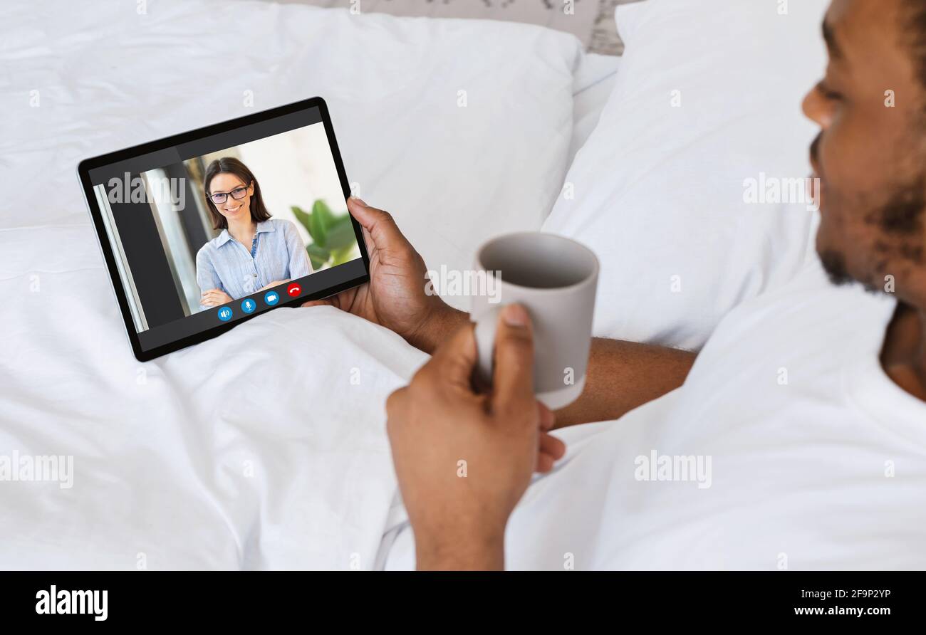 Couple faisant l'amour au lit video Banque de photographies et d'images à  haute résolution - Alamy