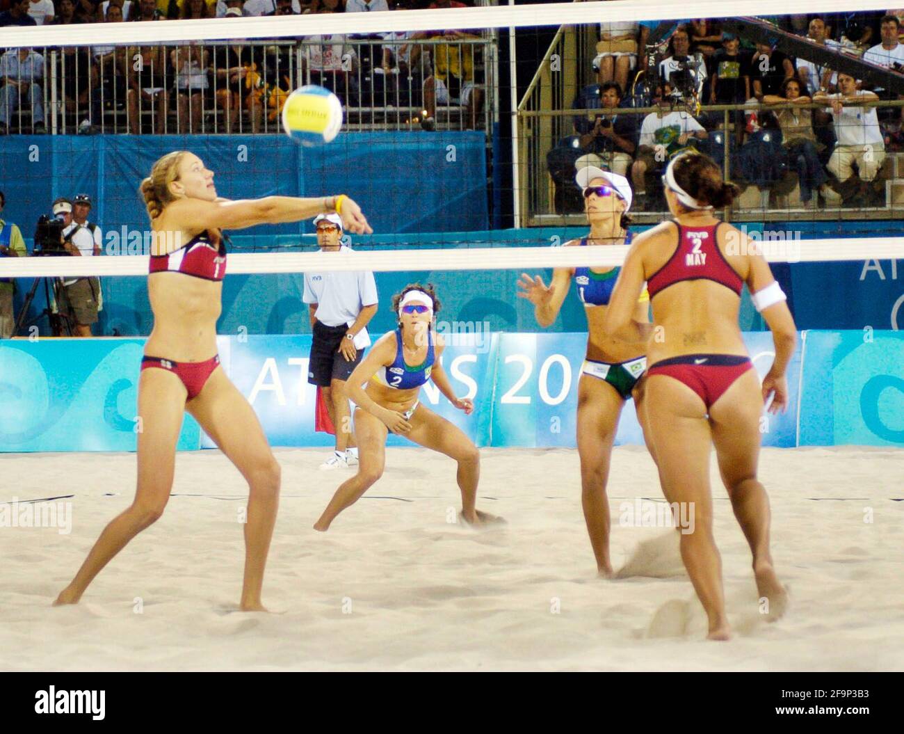 JEUX OLYMPIQUES À ATHÈNES 2004. 24/8/2004 BEACH VOLLEY FINALE FEMME USA V BRÉSIL. USA 1 KERRI WALSH NO 2 MISTY MAY BRAZIL NO 1 ADRIANA BEHAR NO 2 SHELDA BEDE IMAGE DAVID ASHDOWNOLYMPIC JEUX ATHÈNES 2004 Banque D'Images