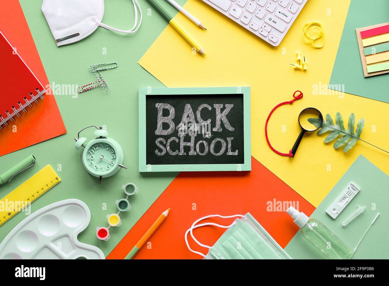 De retour à l'école, l'école rouvre après les pandémies de quarantaine corona. Tests rapides d'antigène Covid, masque médical, fixe, clavier d'ordinateur. Pose à plat Banque D'Images