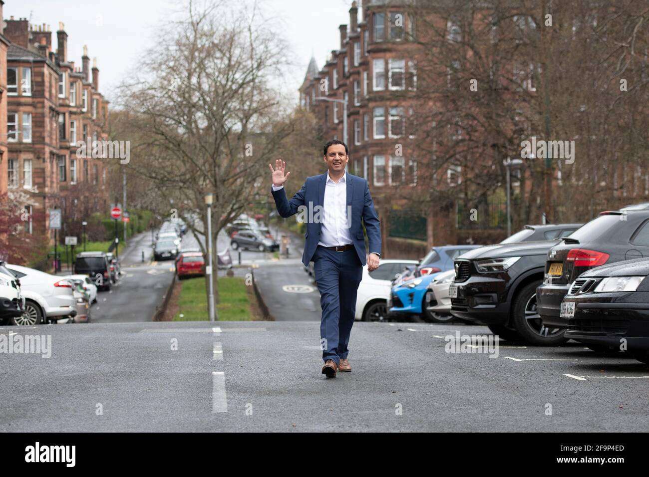 Glasgow, Écosse, Royaume-Uni. 20 avril 2021. PHOTO : Anas Sarwar MSP, chef du Parti travailliste écossais, visite Glasgow Kelvin pour rencontrer le candidat local et porte-parole du Parti travailliste, PAM Duncan-Glancy. Le leader travailliste écossais Anas Sarwar a déclaré : « si nous nous concentrons sur la création d'un Parlement écossais de reprise Covid, nous pouvons immédiatement sortir jusqu'à 60,000 enfants de la pauvreté et nous efforçons de mettre fin une fois pour toutes au scandale de la pauvreté infantile. Le Labour écossais s’engagera aujourd’hui à « réparer et à renouveler le filet de sécurité » et à introduire une garantie de revenu minimum en utilisant le social de Holyrood Banque D'Images