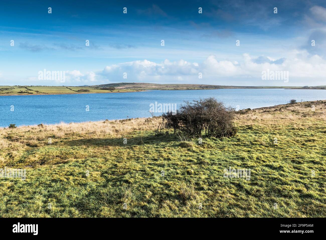 Soleil d'hiver au-dessus du lac Colliford sur Bodmin Moor, dans les Cornouailles. Banque D'Images