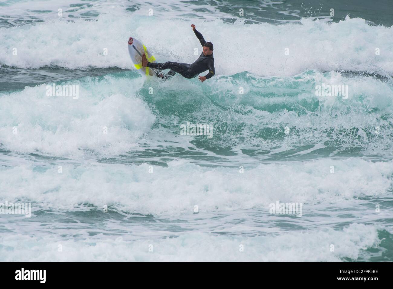 Surf sauvage à Fistral un hotspot de surf à Newquay dans les Cornouailles. Banque D'Images