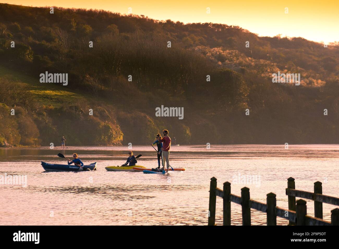Les gens pagayent sur la rivière Gannel dans des kayaks et sur des pagayboards à Newquay, en Cornouailles. Banque D'Images