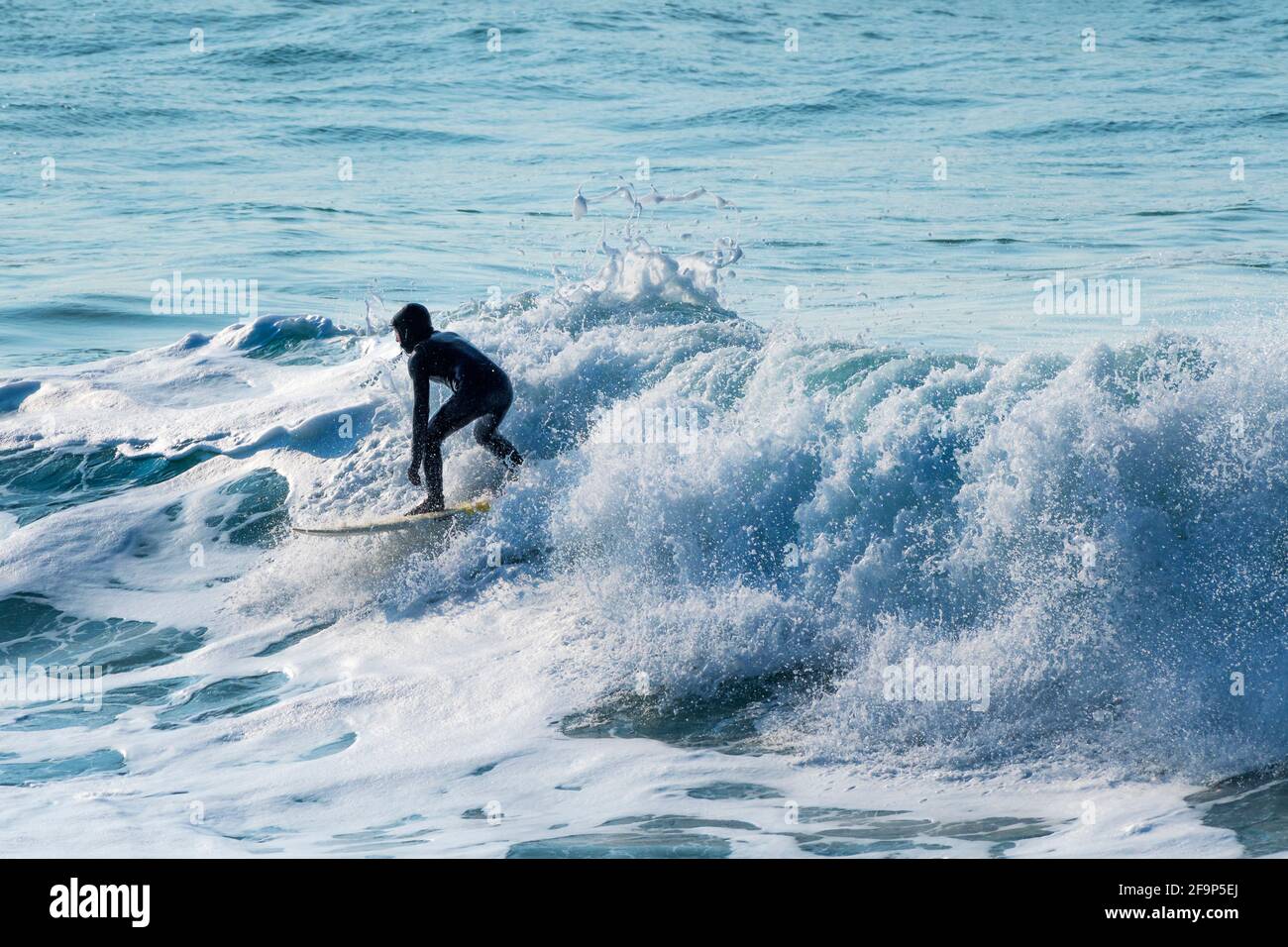 L'action au surf dans Fistral Newquay en Cornouailles. Banque D'Images