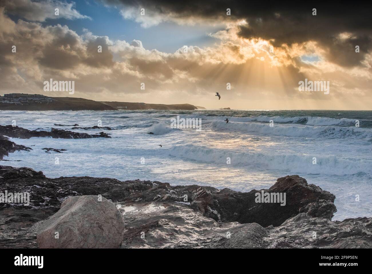 La lumière sur la fin de soirée dans la baie de Fistral Newquay en Cornouailles. Banque D'Images