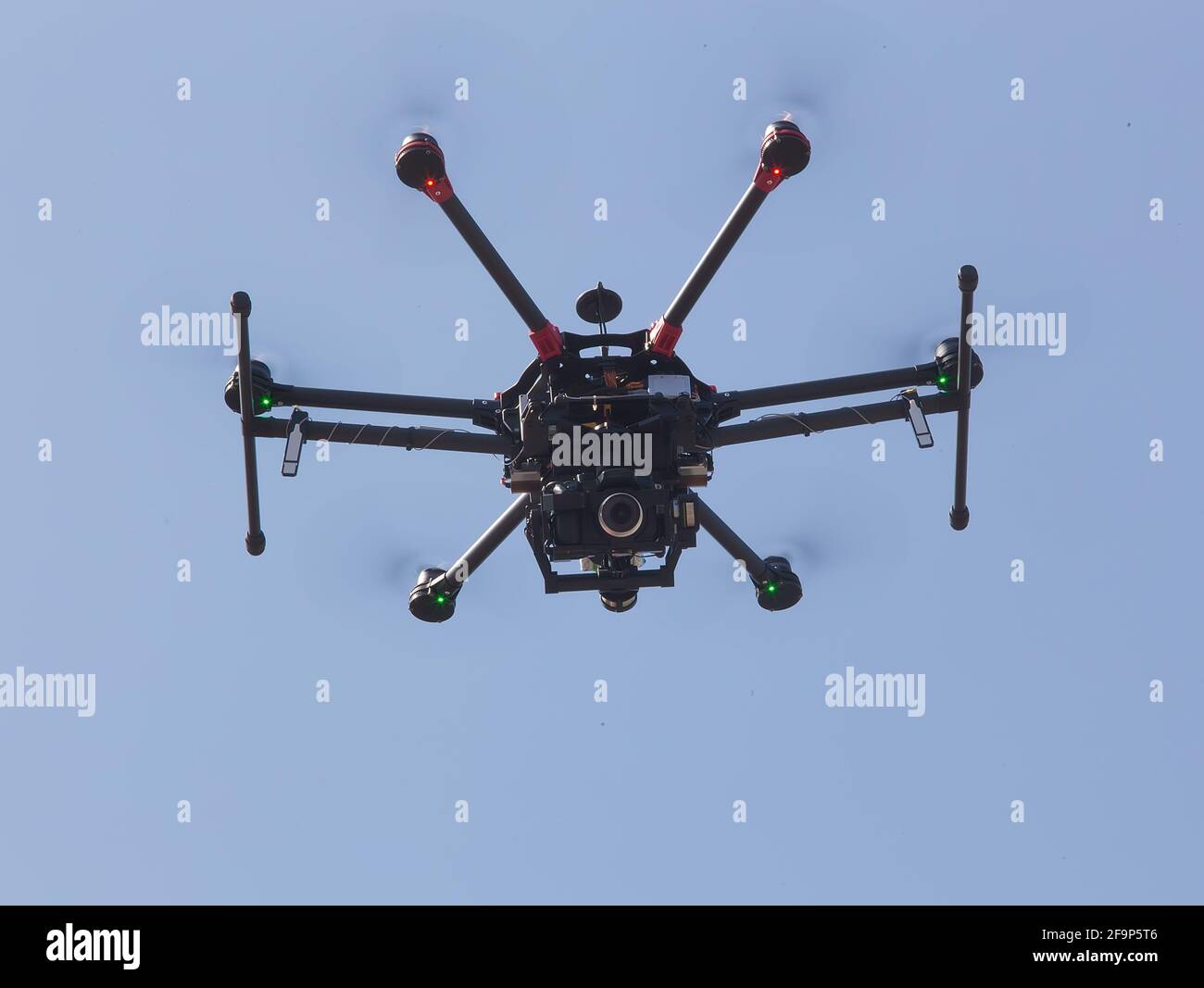 quadricoptère avec caméra volant dans le ciel de gros plan Banque D'Images