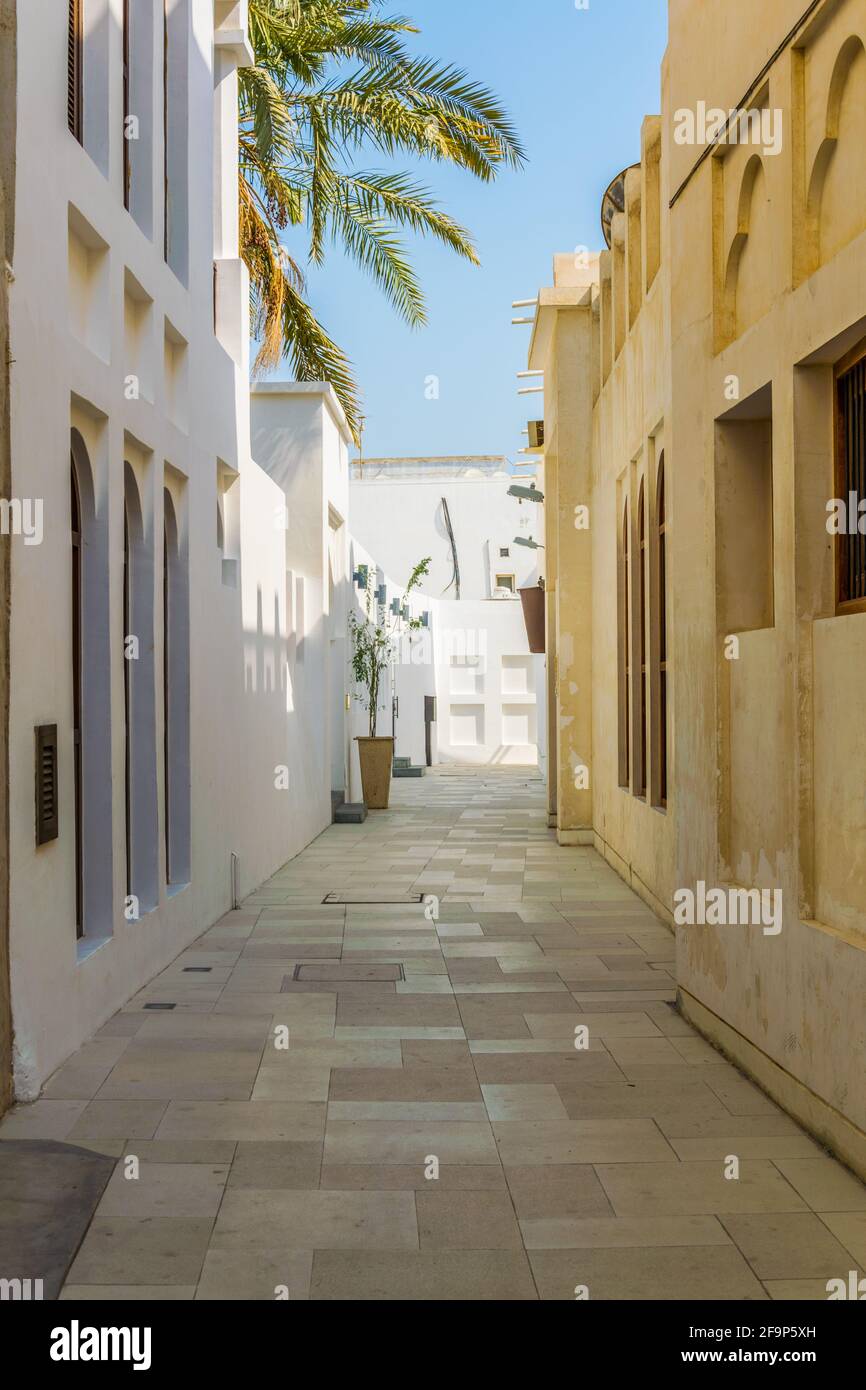 Vue sur les maisons blanches situées le long de la célèbre piste de commerce de perles classée au patrimoine mondial de l'unesco sur l'île D'AL Muharraq, Bahreïn. Banque D'Images