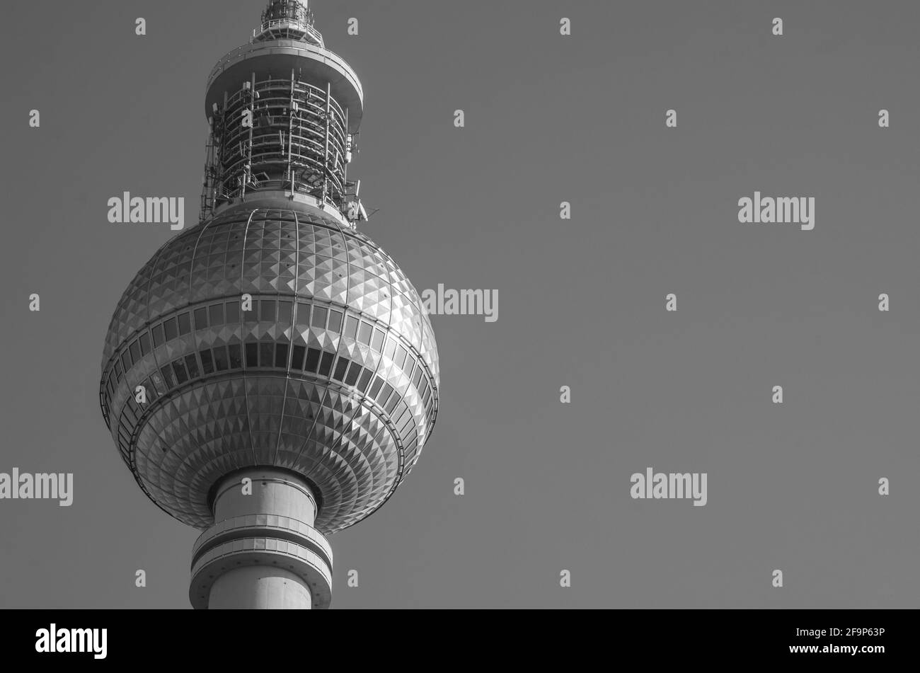 détail du dessus de la tour de télévision fernsehturm à berlin. Banque D'Images