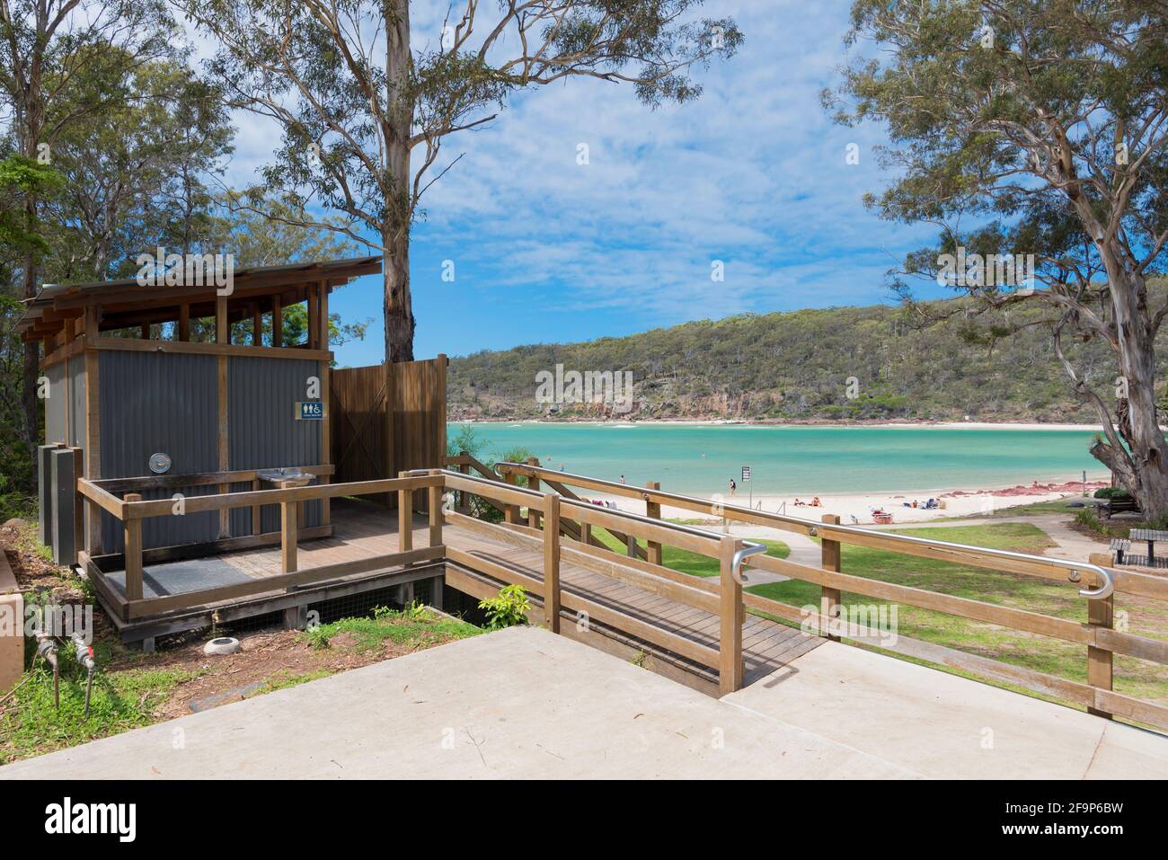 Une toilette publique accessible aux personnes à mobilité réduite à Pambula Beach sur le La rivière Pambula où elle rencontre la baie Merimbula sur la Nouvelle Pays de Galles du Sud côte sud de l'Australie Banque D'Images