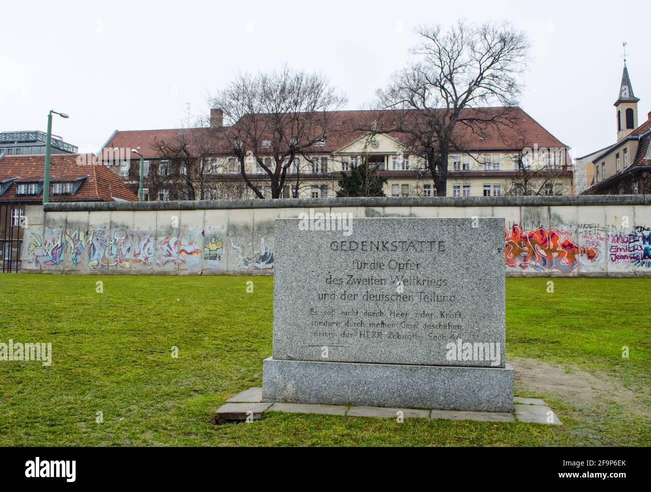 gedankstatte berliner mauer est un monument commémoratif construit sur la place du mur de berlin qui montre aujourd'hui des vestiges de celui-ci, des photos de victimes tuées au cours de l'espace Banque D'Images