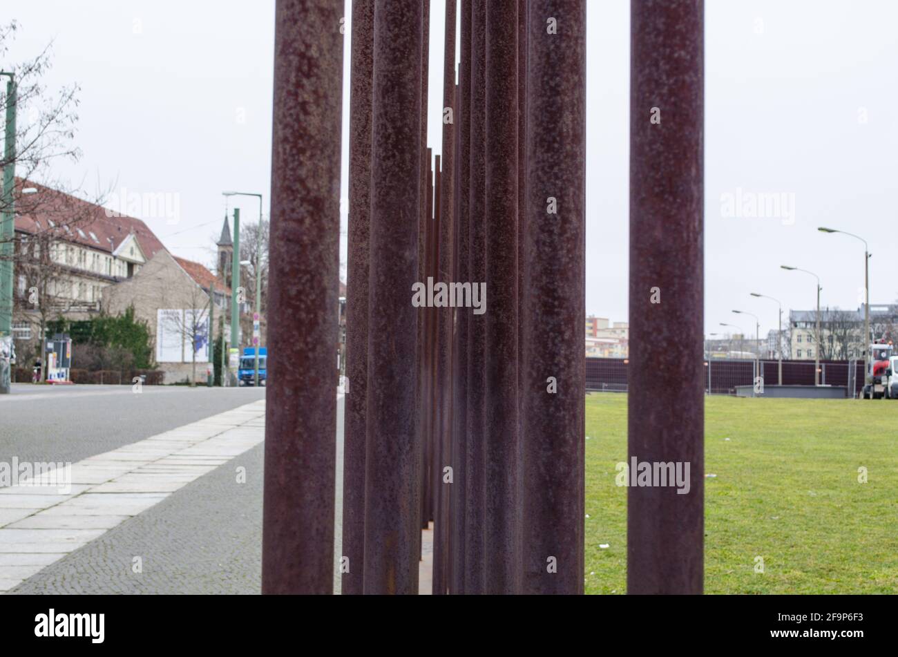 détail des poteaux en acier qui ont servi de support à la construction en béton du mur de berlin en allemagne. Banque D'Images