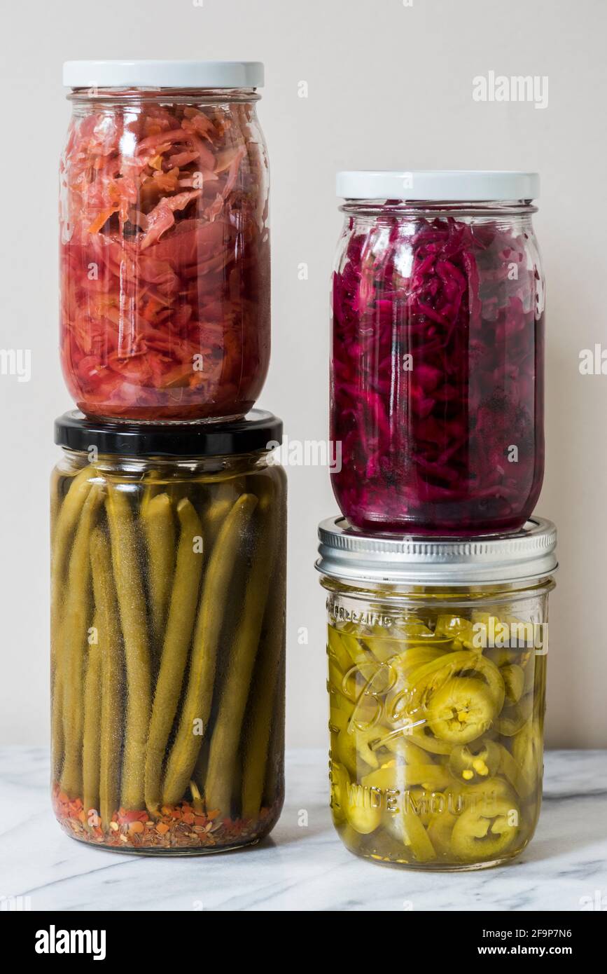 Pots de légumes fermentés faits maison Banque D'Images