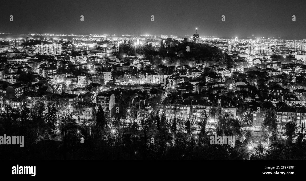 vue nocturne sur la ville bulgare illuminée plovdiv prise du sommet de la colline. Banque D'Images