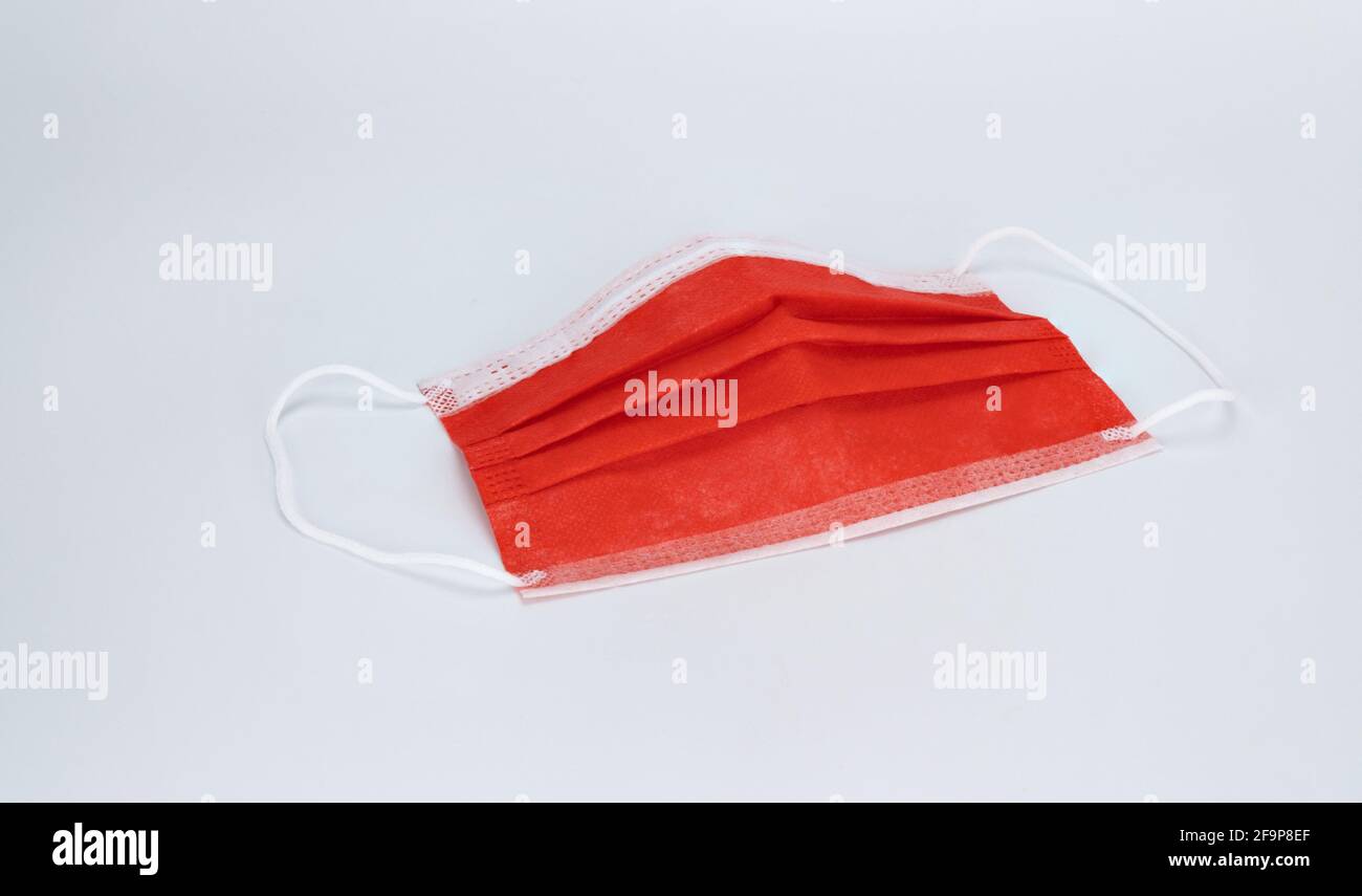 Masque médical stérile à usage unique. Masque chirurgical rouge 