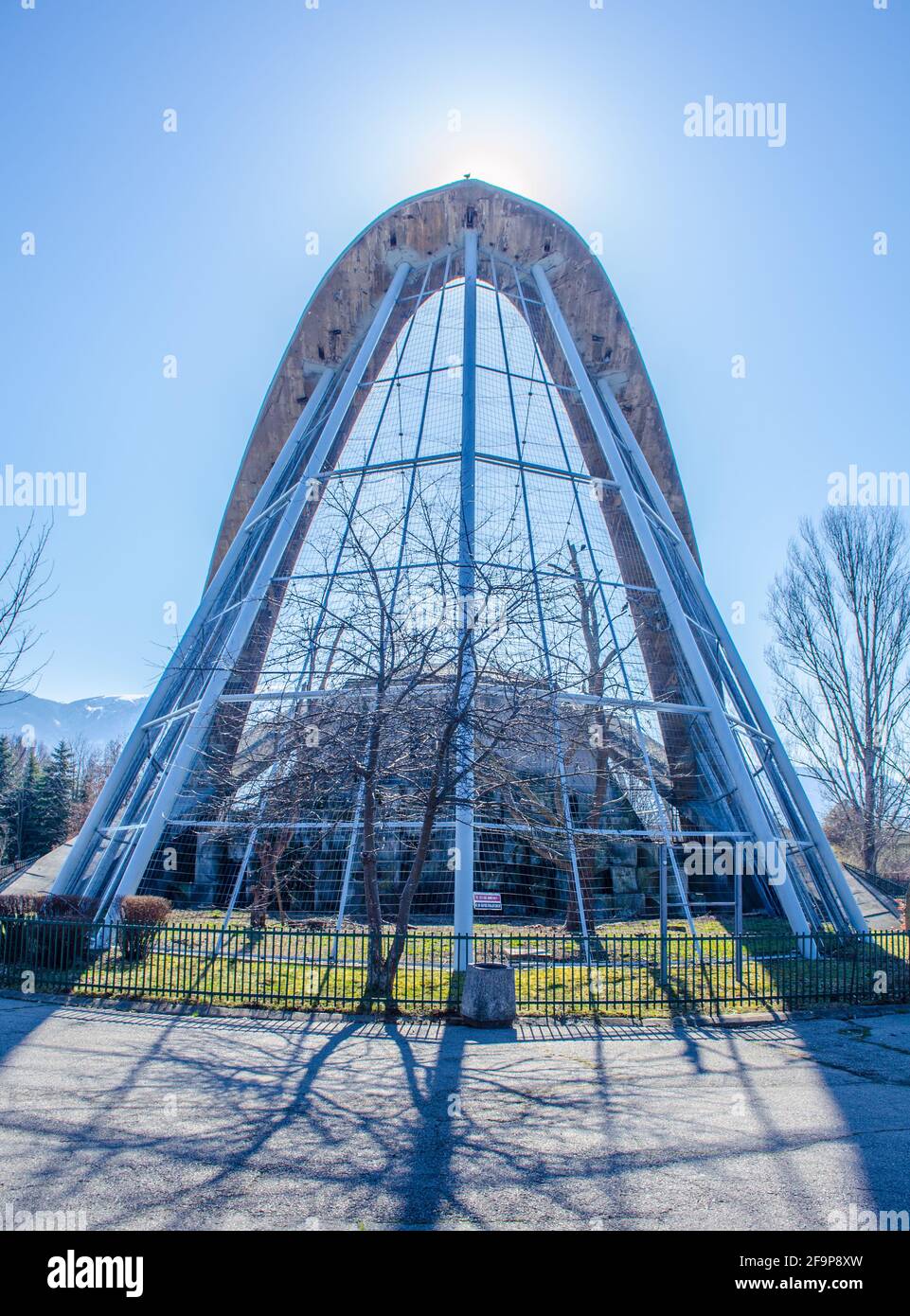 vue sur la cage géante pour les oiseaux carnivores dans le zoo de sofia en bulgarie. Banque D'Images