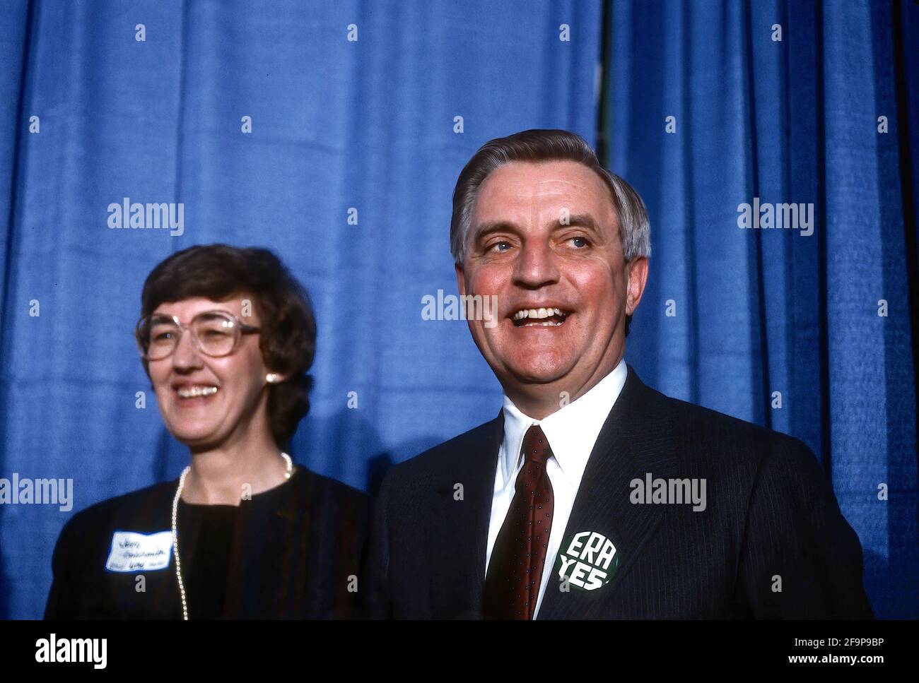 Washington DC, États-Unis, le 15 février 1984 l'ancien vice-président des États-Unis Walter Mondale le candidat à la présidence démocratique participe à une collecte de fonds au siège social de NOW. Il est accompagné de JUDY Goldsmith Credit: Mark Reinstein/MediaPunch Banque D'Images