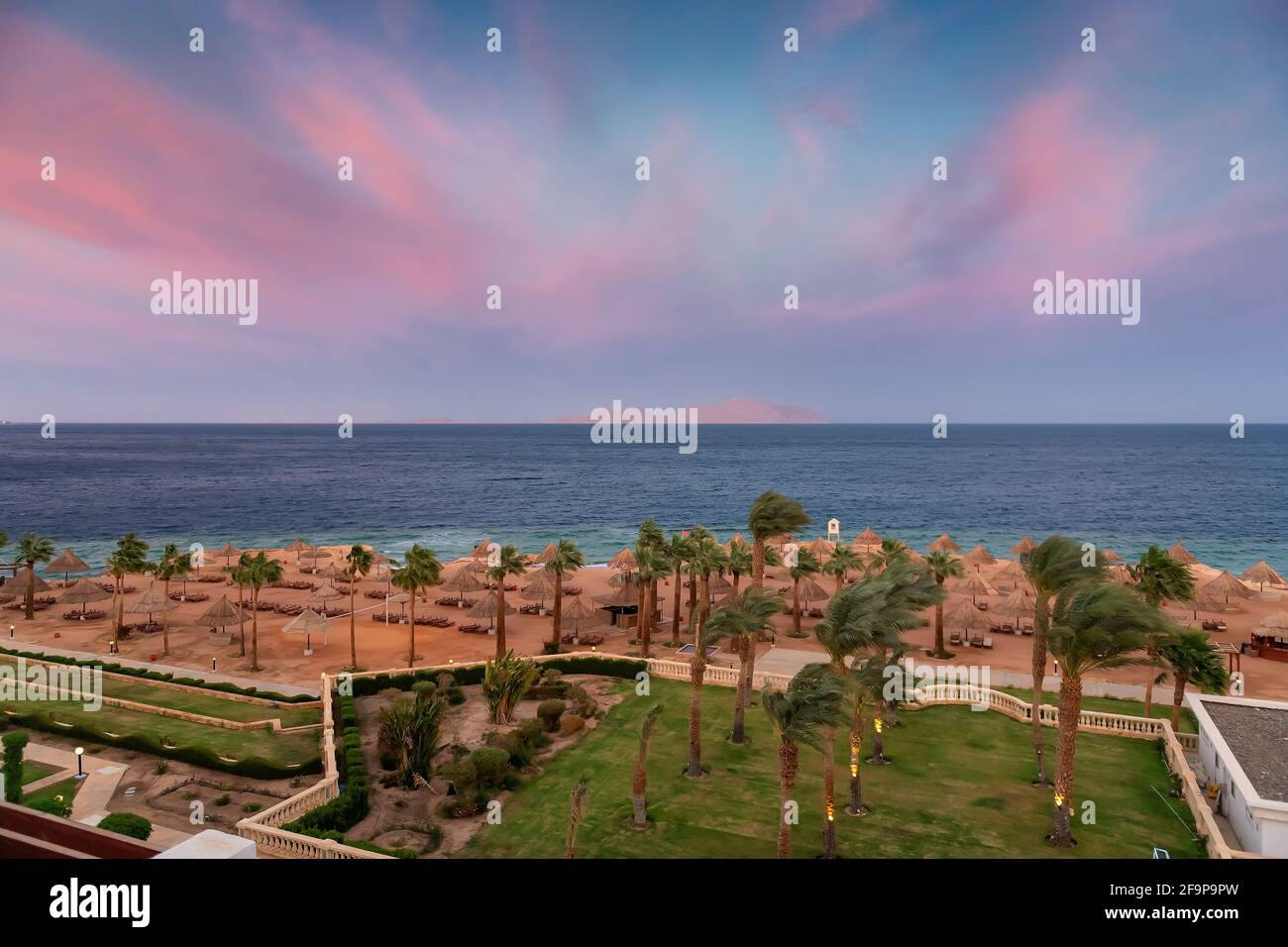 Vue aérienne sur la plage tropicale au coucher du soleil Banque D'Images