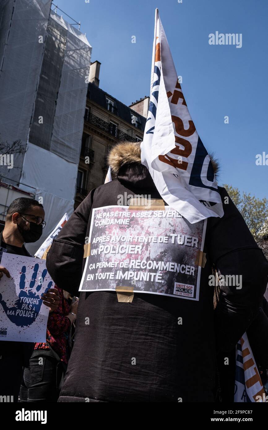 Paris, France. 20 avril 2021. Des policiers manifestent devant le palais de justice historique de Paris, dans le centre de Paris, en France, le 20 avril 2021. Après la décision de la cour d'appel spéciale, réformant la décision de première instance, concernant les attaques contre des cocktails Molotov contre des policiers à Viry-Chatillon, plusieurs organisations syndicales de police ont appelé à des manifestations devant l'ancien palais de justice de Paris. L'Alliance PN, la police de l'UNSA et le SGP FO ont réuni plusieurs centaines d'officiers de police. Banque D'Images