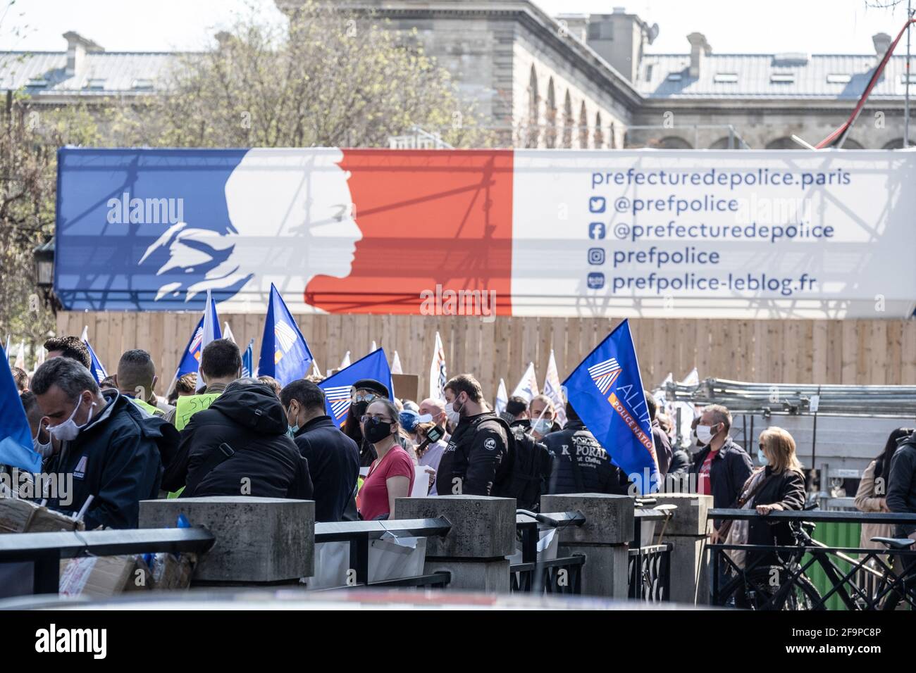 Paris, France. 20 avril 2021. Des policiers manifestent devant le palais de justice historique de Paris, dans le centre de Paris, en France, le 20 avril 2021. Après la décision de la cour d'appel spéciale, réformant la décision de première instance, concernant les attaques contre des cocktails Molotov contre des policiers à Viry-Chatillon, plusieurs organisations syndicales de police ont appelé à des manifestations devant l'ancien palais de justice de Paris. L'Alliance PN, la police de l'UNSA et le SGP FO ont réuni plusieurs centaines d'officiers de police. Banque D'Images