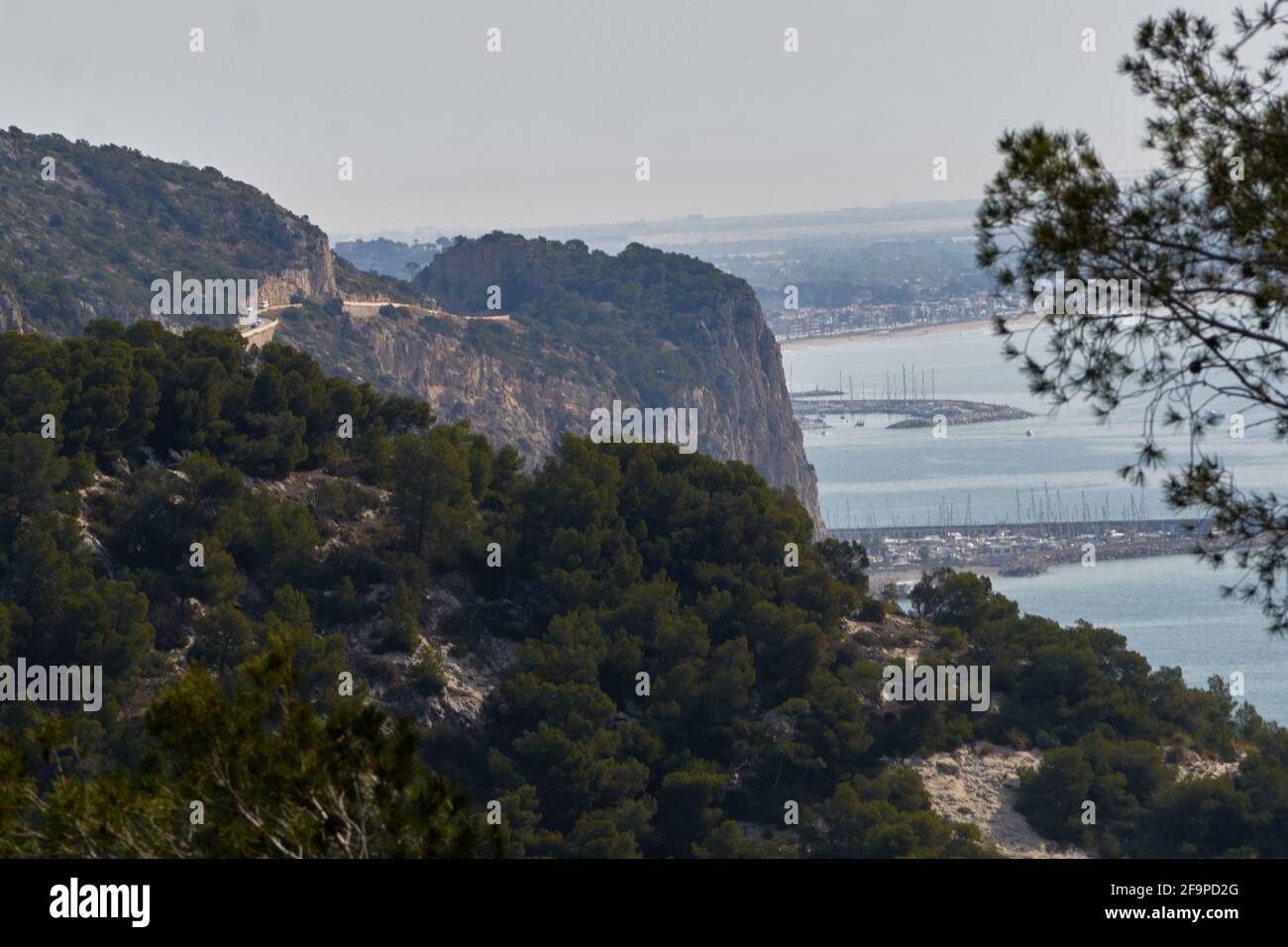 Vue depuis la montagne de la ville de Castelldefels et du port de Garraf, Barcelone, Catalogne, Espagne dans un ciel nuageux jour de printemps Banque D'Images