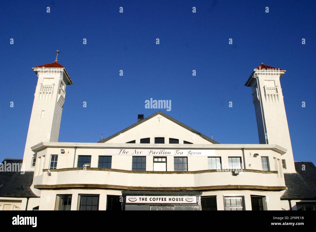 Le Pavillon, Ayr, Ayrshire, Écosse, Royaume-Uni .Ayr Pavilion (plus tard Hanger 13) est un ancien lieu de musique et une salle polyvalente à Ayr, en Écosse, située sur le Low Green d'Ayr. Depuis 2020, il est utilisé comme centre de divertissement familial Pirate Pete. Le pavillon Ayr a été construit en 1911 après les plans de l'architecte James Kennedy Hunter Banque D'Images