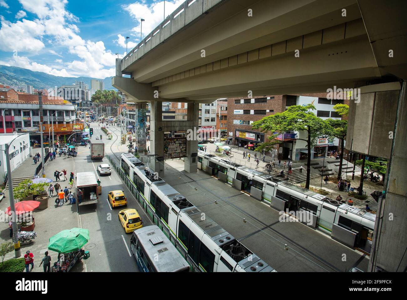 Medellín, Antioquia / Colombie - 25 février 2021. Le Tram fait partie des transports en commun du centre de Medellín Banque D'Images