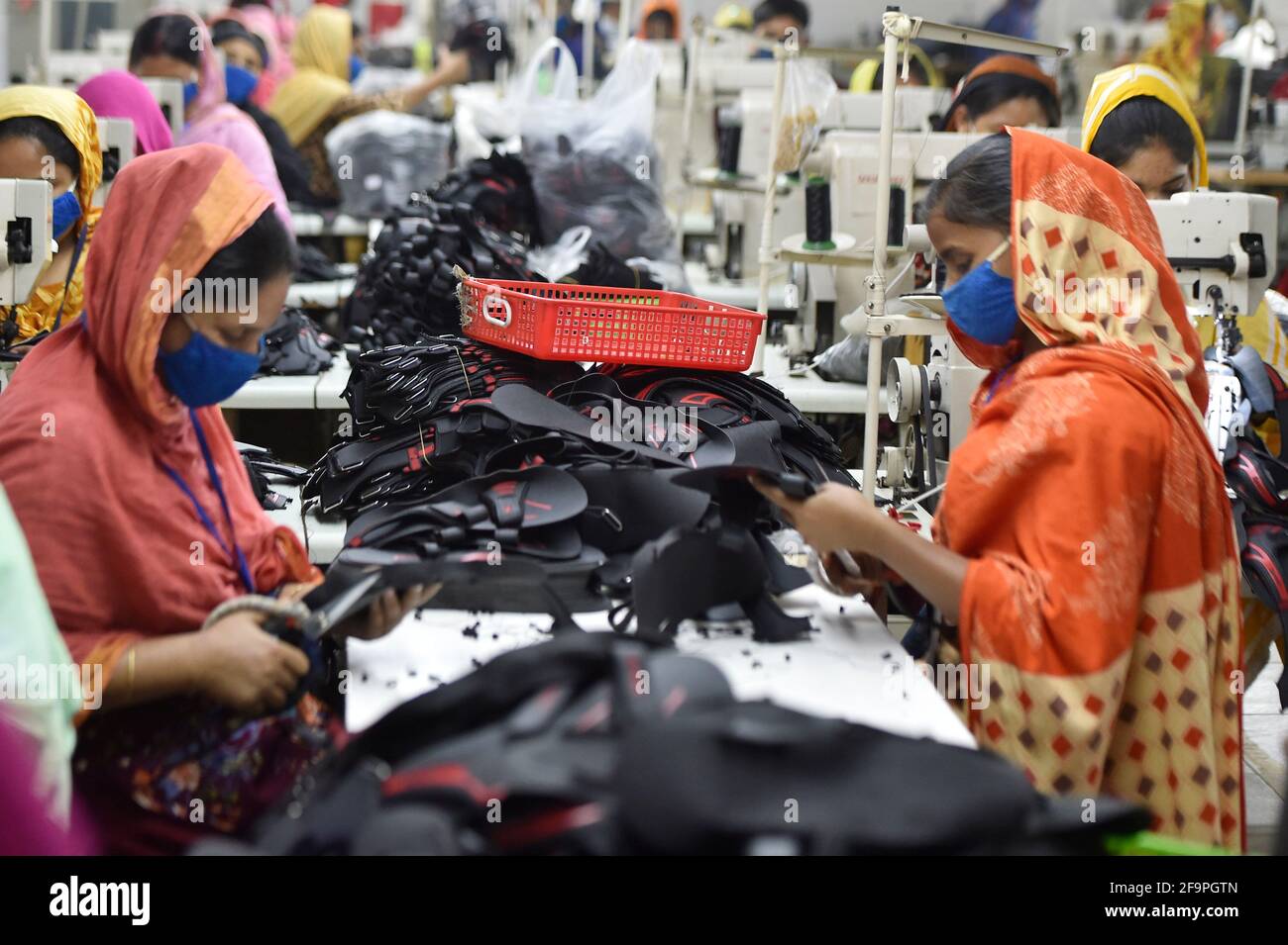 (210420) -- GAZIPUR, le 20 avril 2021 (Xinhua) -- les travailleurs font des chaussures à l'usine de Panda Shoes Industries Ltd. À Gazipur, dans la banlieue de Dhaka, au Bangladesh, le 4 avril 2021. Des milliers de ménages dans le district de Gazipur, à la périphérie de la capitale bangladaise, Dhaka, sont devenus plus riches après l'ouverture d'une usine de fabrication de chaussures investie par les Chinois en 2012. Panda Shoes Industries Ltd. A non seulement apporté des occasions d'investissement et de développement au district de Gazipur, mais a également fourni des emplois aux portes des villageois. En outre, sa production de chaussures a mis un accent particulier sur le local Banque D'Images