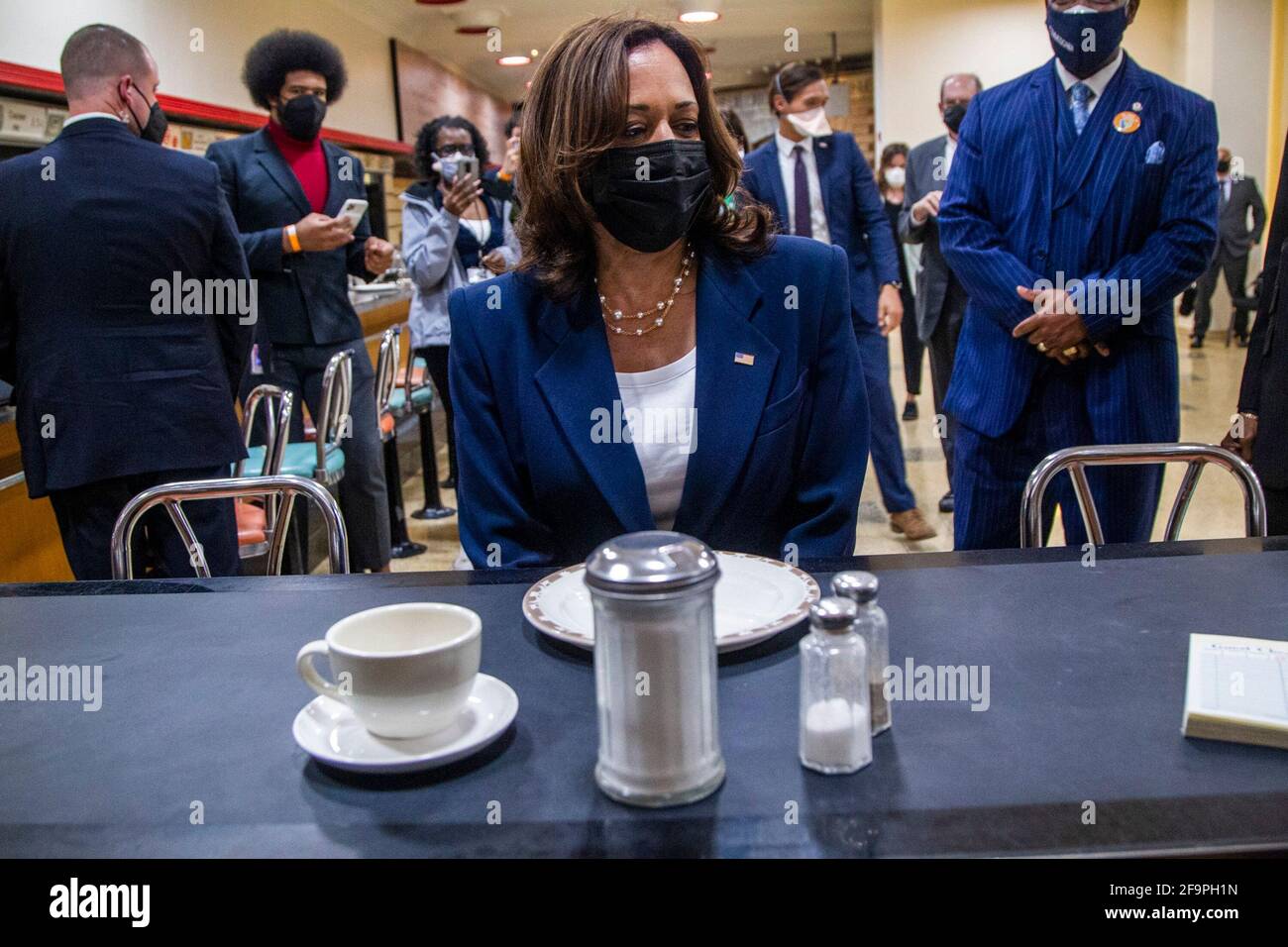 Le vice-président Kamala Harris siège à la F.W. Woolworth Lunch Counter au International civil Rights Center & Museum de Greensboro, Caroline du Nord, le lundi 19 avril 2021. (Photo de Travis long/The News & observer/TNS/Sipa USA) Banque D'Images