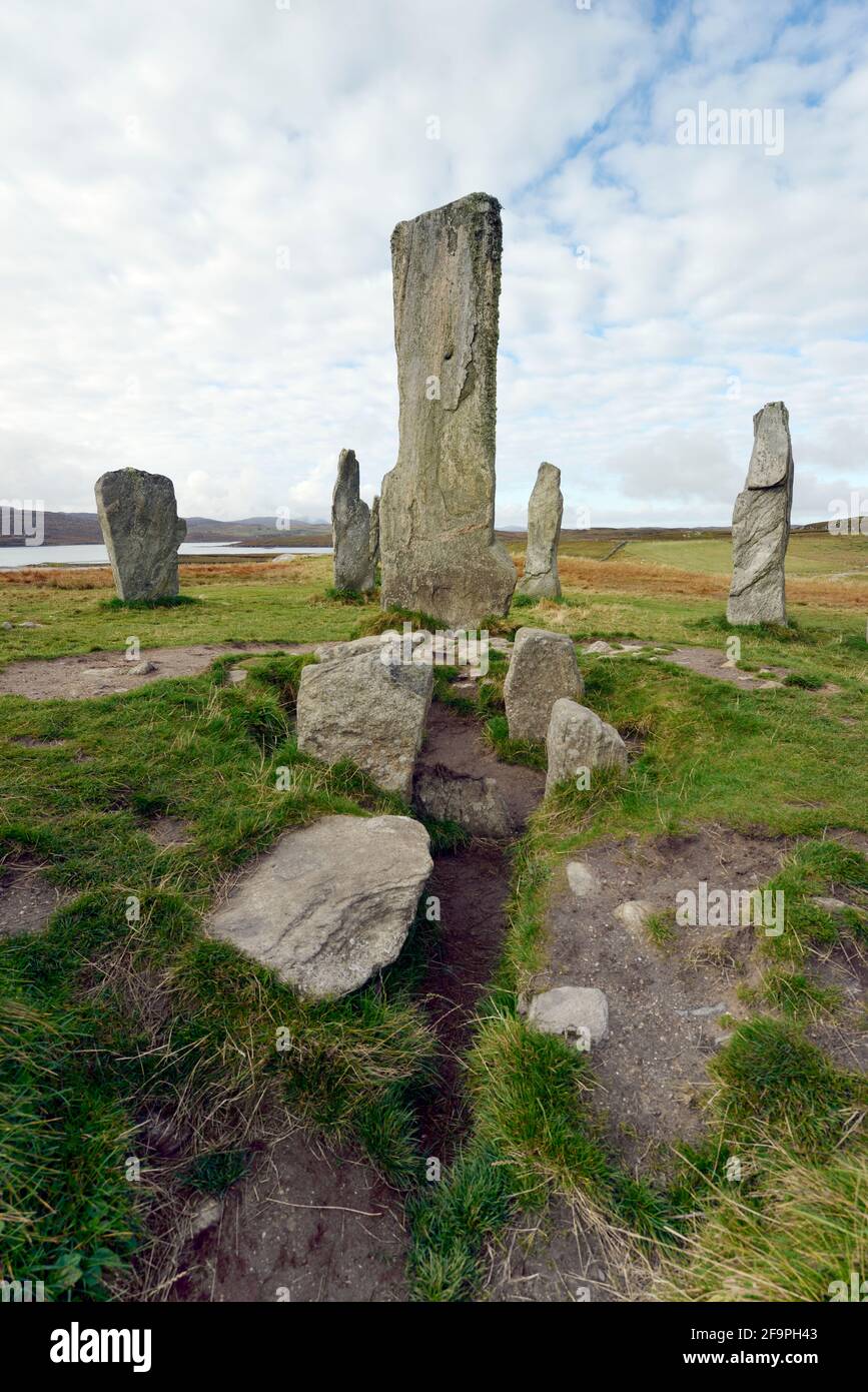 Pierre néolithique préhistorique de Tursachan à Callanish, île de Lewis, Écosse. Aka Callanish I. le monolithe central et tombeau de chambered enterrement cist Banque D'Images