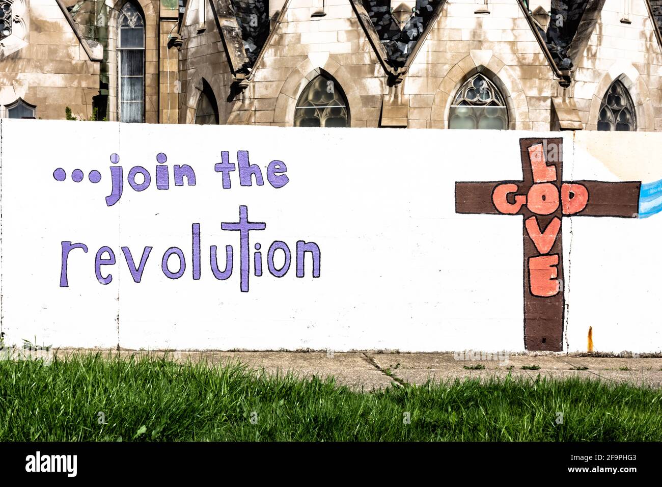 Des mots sur un mur disant rejoindre la révolution et aimer dieu Banque D'Images
