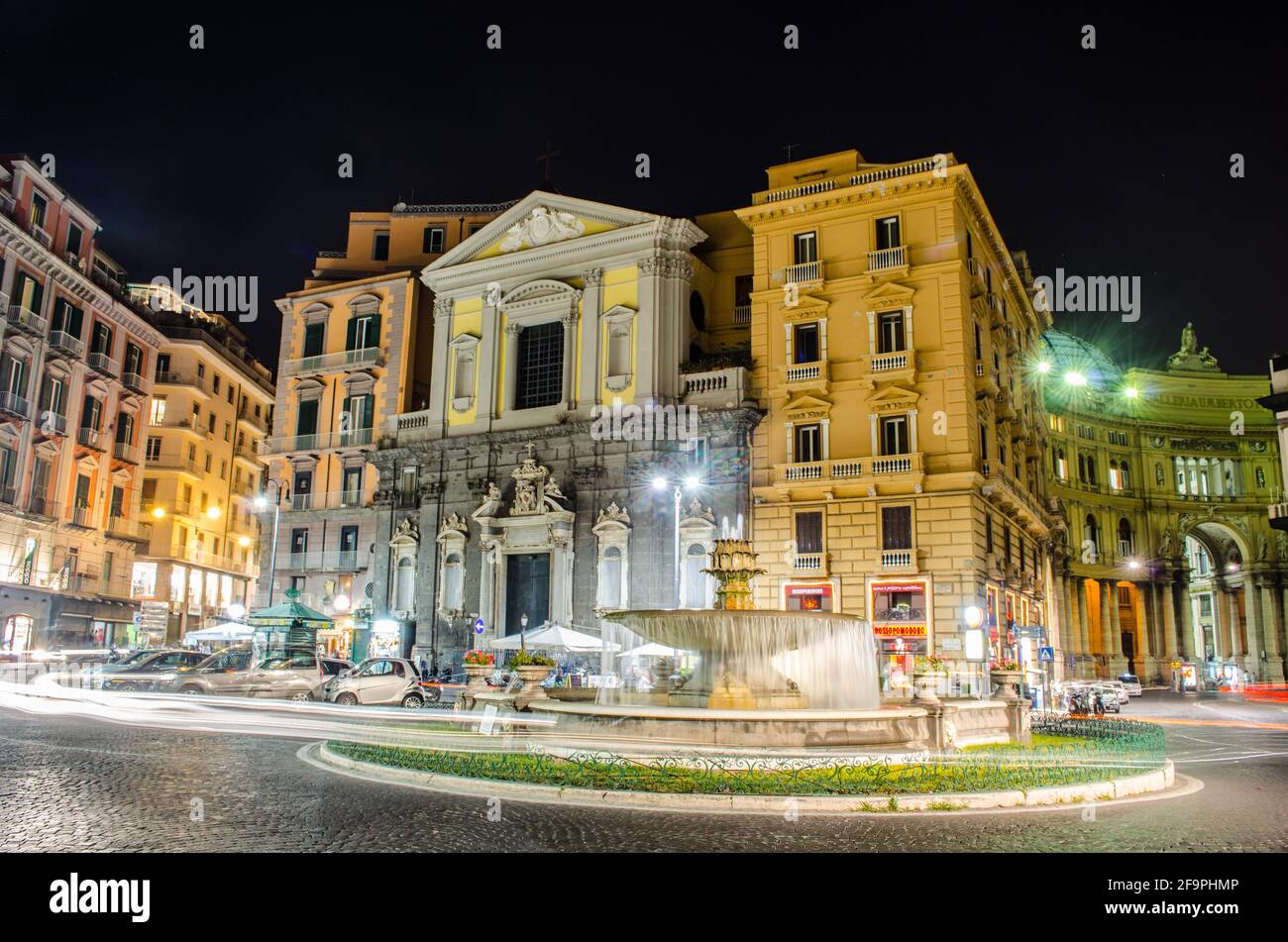 Vue nocturne sur le Teatro San Carlo dans la ville italienne de Naples Banque D'Images