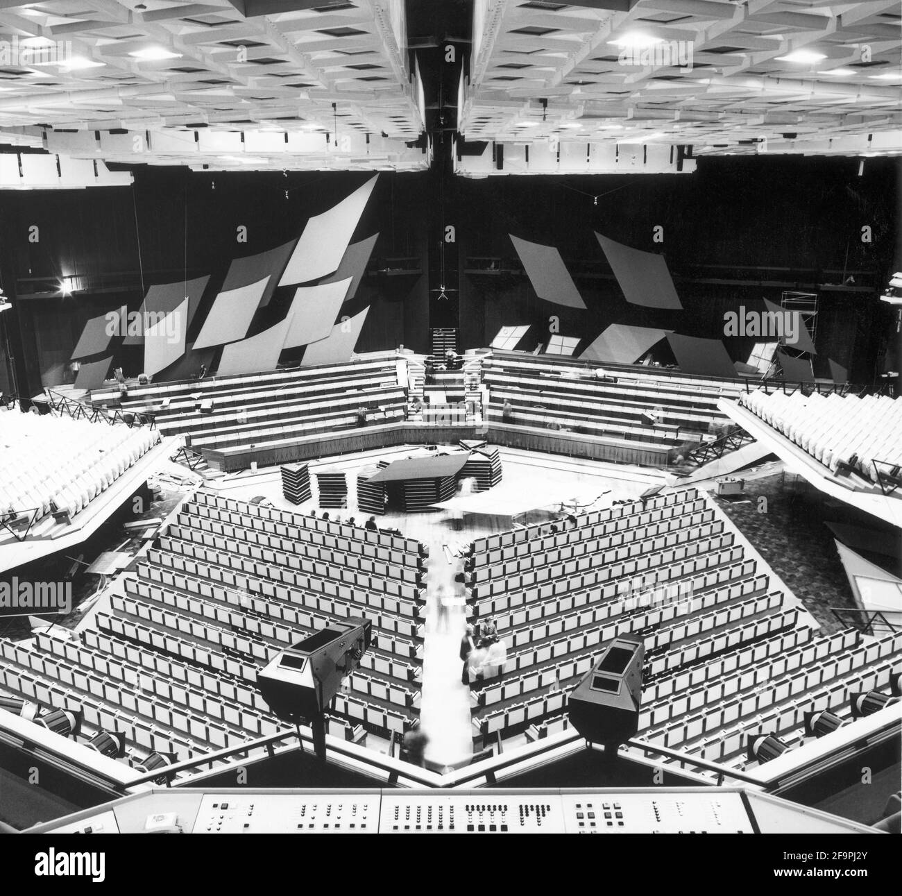 04.05.1976, Berlin, République démocratique allemande, Berlin Mitte - vue intérieure de la Grande salle du Palais de la République avec la préparation de la i Banque D'Images