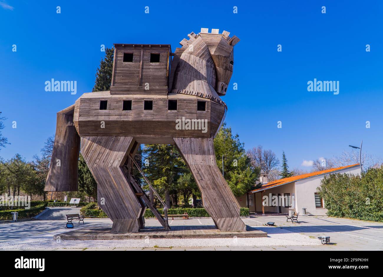 Troia, Turquie - 2 mars 2021 - le cheval de Troie factice à l'entrée du site historique de la ville antique de Troie, près de Canakkale Banque D'Images