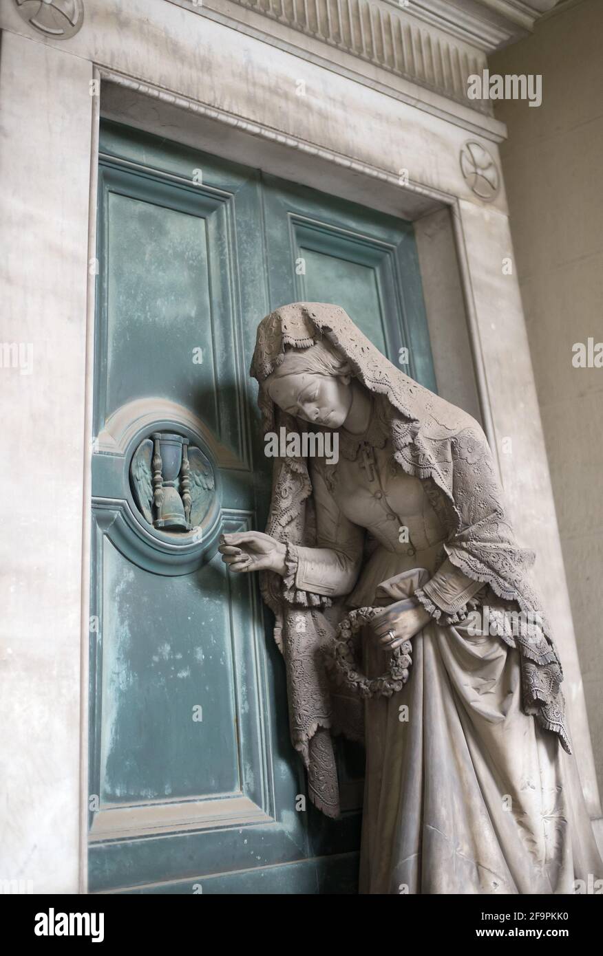 15.10.2020, Gênes, , Italie - Sculpture de tombe au cimetière monumental Staglieno à Gênes. 0CE201015D009CAROEX.JPG [AUTORISATION DU MODÈLE : NON APPLICABLE, PR Banque D'Images