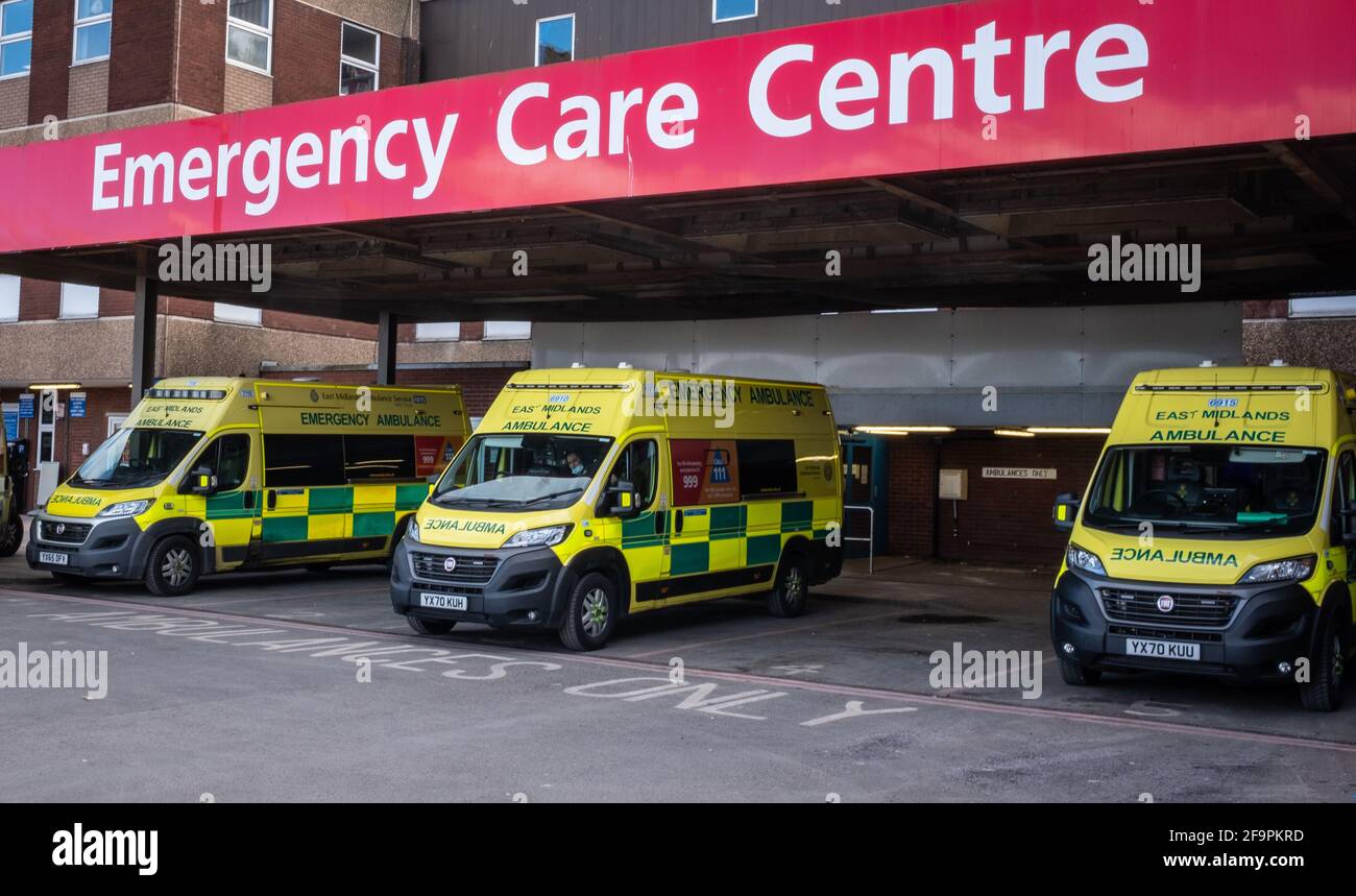 Les ambulances du NHS amènent des patients gravement malades au Centre de soins d'urgence de l'hôpital Diana Princess of Wales de Grimsby pendant la pandémie de Covid19. Banque D'Images