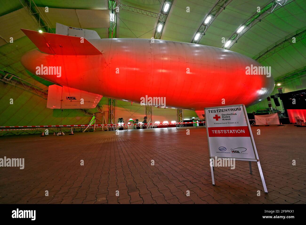 19.02.2021, Essen - Muelheim, Rhénanie-du-Nord-Westphalie, Allemagne - Test d'antigène rapide dans le hangar du navire à air à l'aéroport d'Essen-Muelheim. Les citoyens peuvent faire Banque D'Images