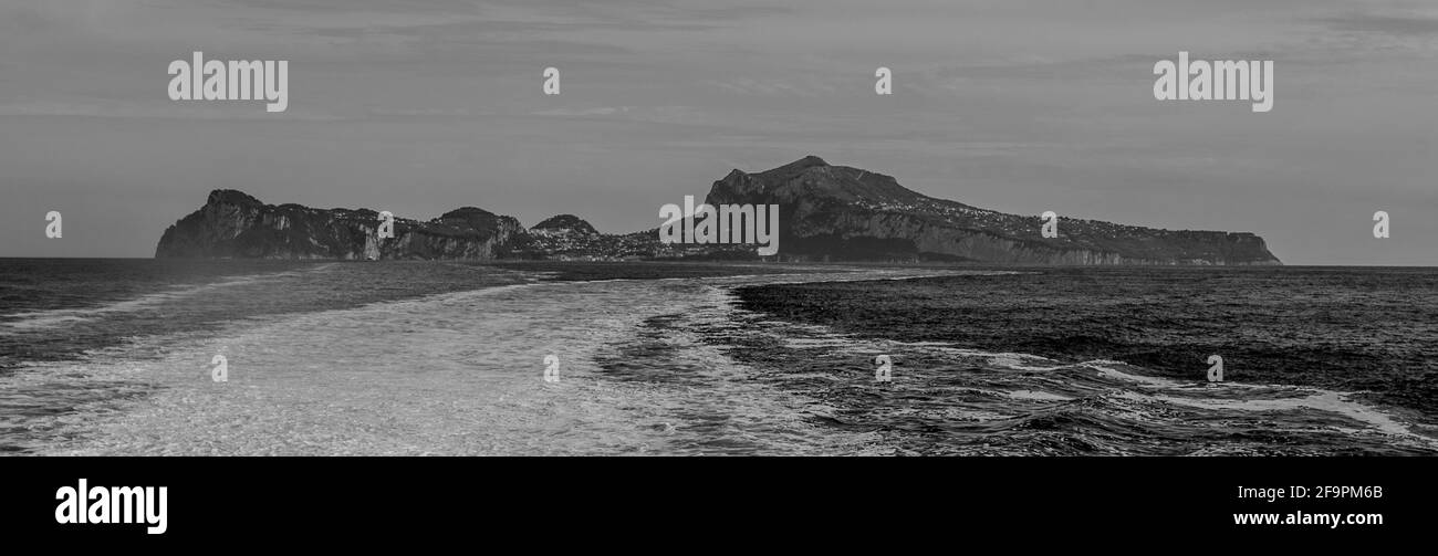 silhoutte de l'île de capri dans la baie de naples. Banque D'Images