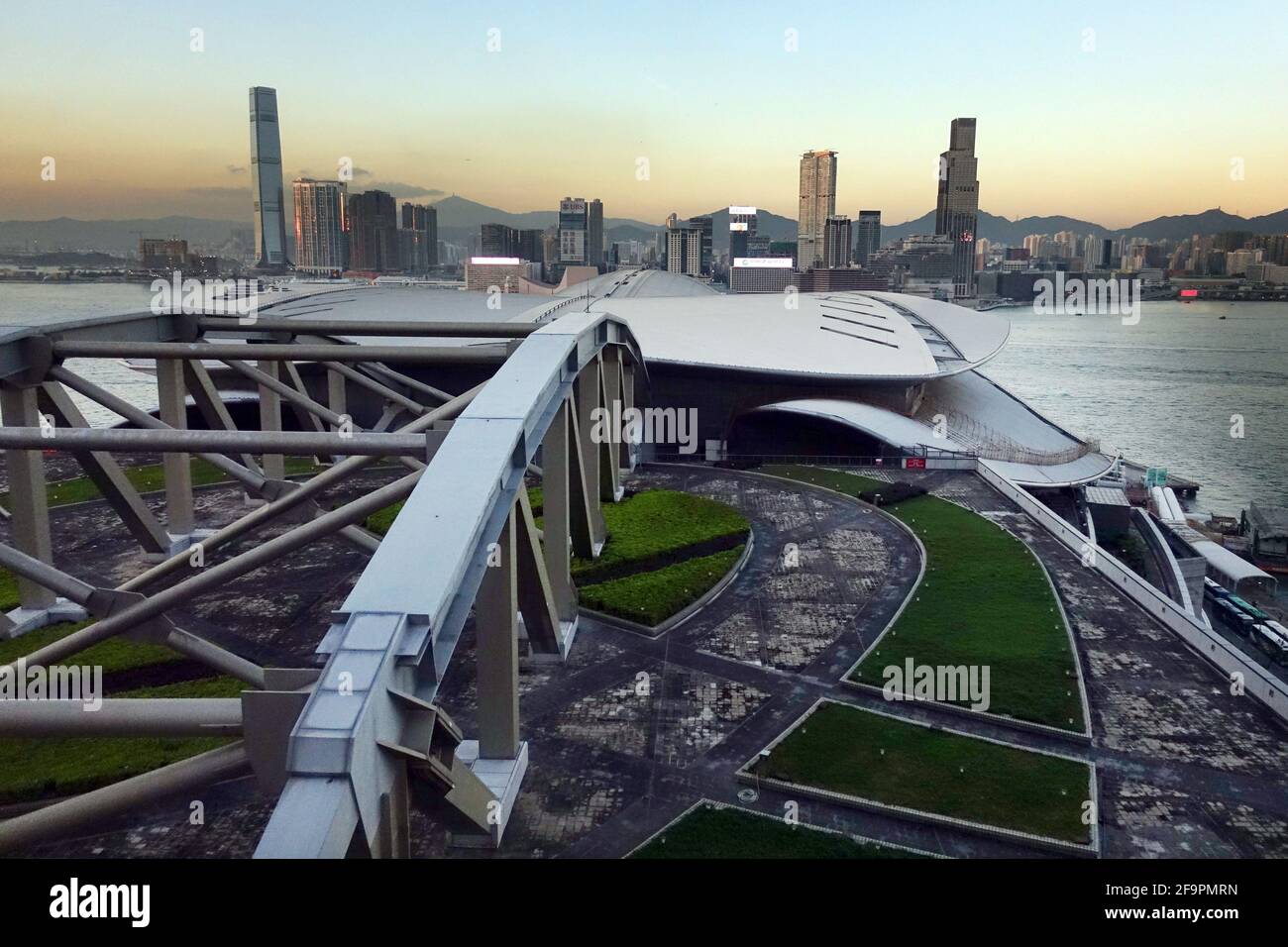 04.12.2018, Hong Kong, Hong Kong, Chine - vue du centre des congrès et des expositions de Hong Kong au quartier de Kowloon. 00S181204D581CAROEX.JPG [MODÈLE REL Banque D'Images