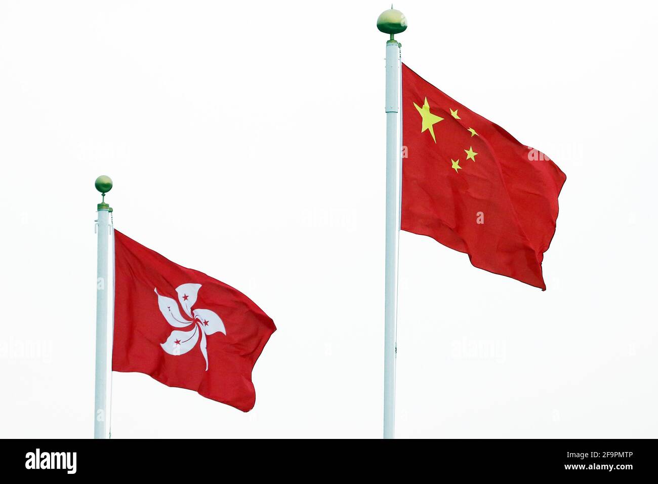09.12.2018, Hong Kong, Hong Kong, Chine - drapeau national de la République populaire de Chine et drapeau national de Hong Kong. 00S181209D751CAROEX.JPG [MOD Banque D'Images