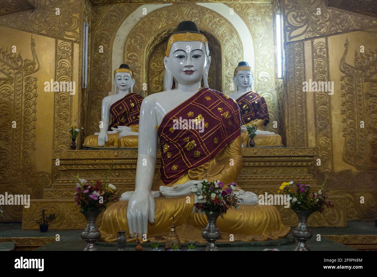 30.01.2017, Mawlamyine, Etat mon, Myanmar - UN groupe de figures de Bouddha à la Pagode Kyaikthanlan, la plus haute pagode bouddhiste de la ville. 0SL170130D060C Banque D'Images