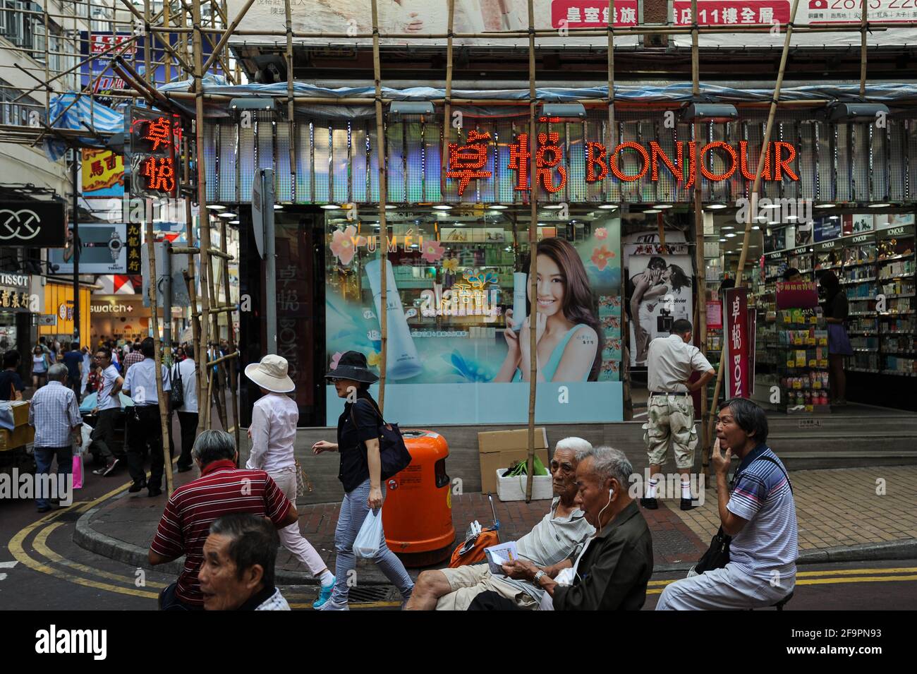 12.10.2014, Hong Kong, zone administrative spéciale, Chine - scène quotidienne de rue avec des gens et des magasins dans le quartier de Causeway Bay sur Hong Kong Isla Banque D'Images