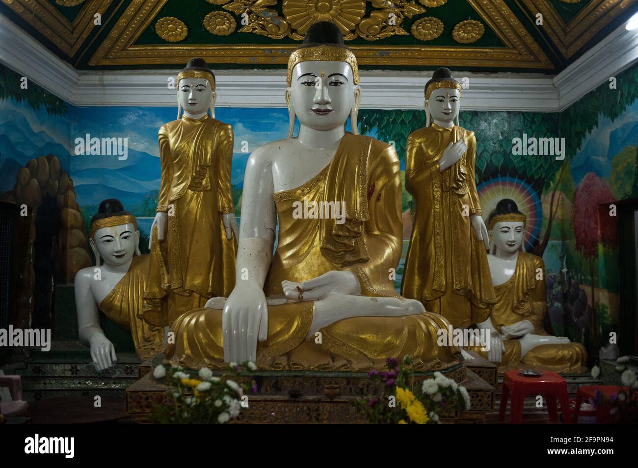 30.01.2017, Mawlamyine, Etat mon, Myanmar - UN groupe de figures de Bouddha à la Pagode Kyaikthanlan, la plus haute pagode bouddhiste de la ville. 0SL170130D052C Banque D'Images